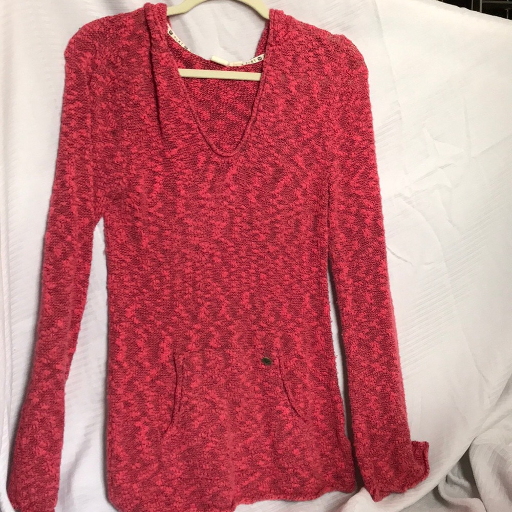 Pink Roxy sweater with pocket and hood.